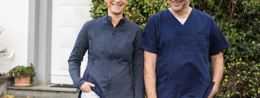 Dres. Wilmering und Schneller vor der Praxis Dr. Wilmering, Tierarzt